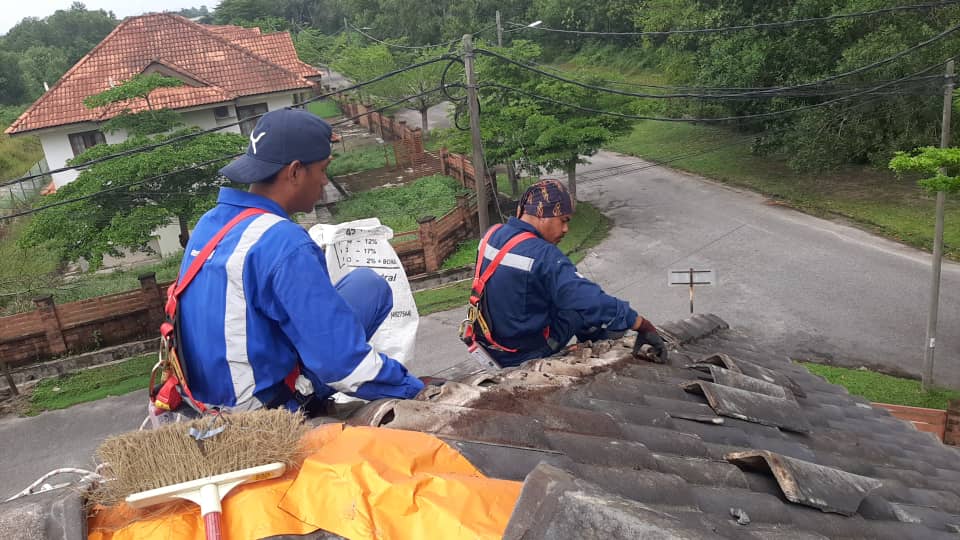 Pasang lining yang kemas-kemas pada perabung.. biar bocor atap dok mari lagi.