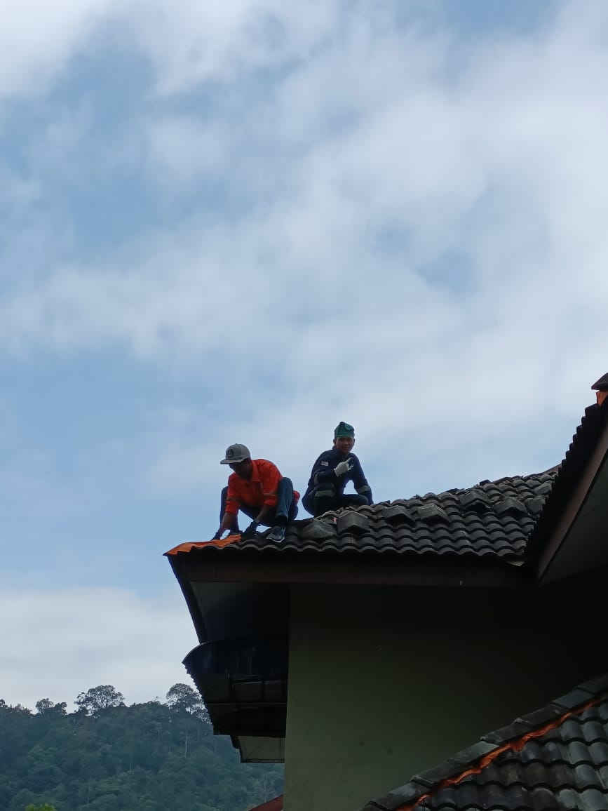 Pasang lining yang kemas-kemas pada perabung.. biar bocor atap dok mari lagi.