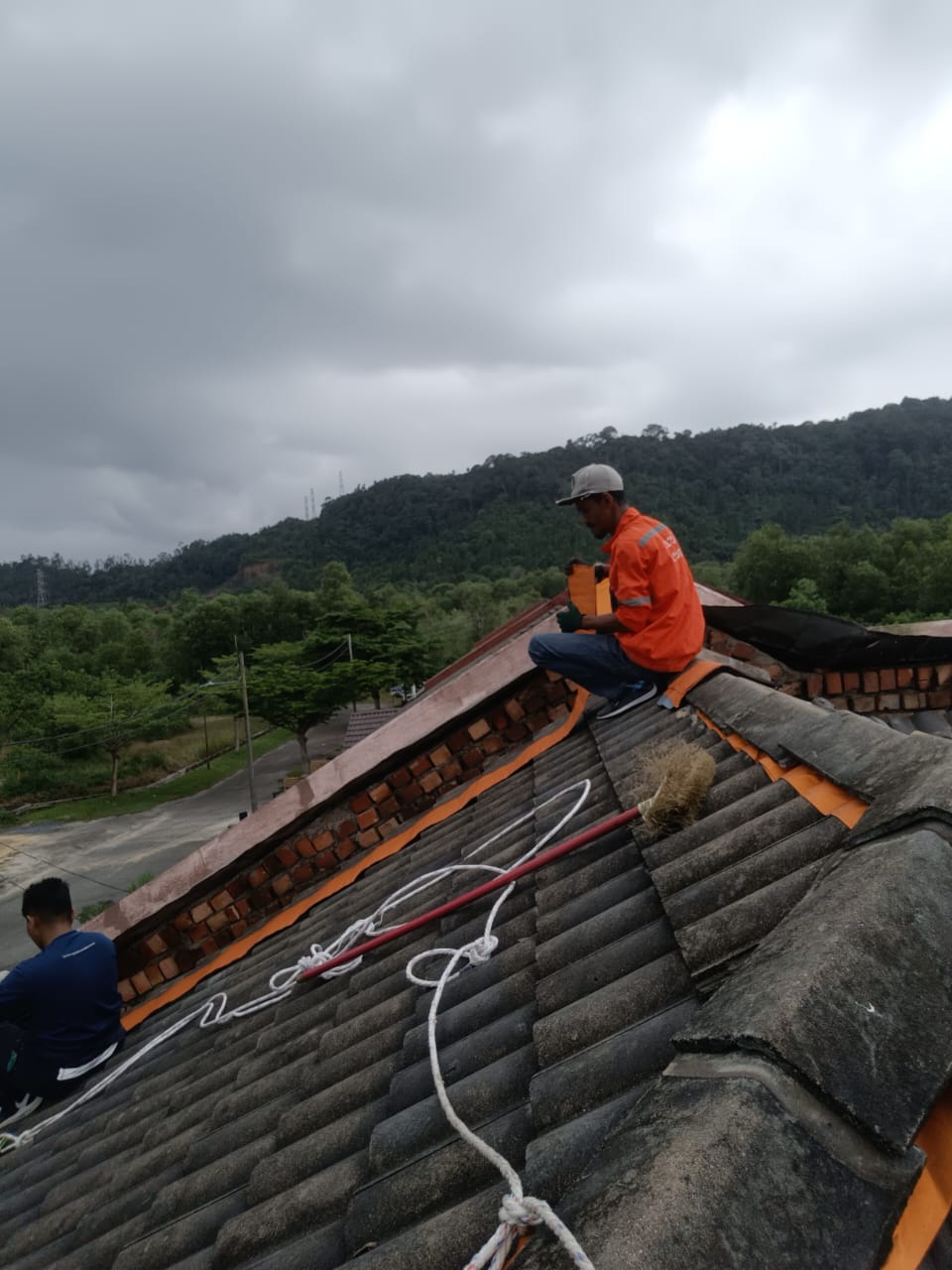 Pasang lining yang kemas-kemas pada perabung.. biar bocor atap dok mari lagi.