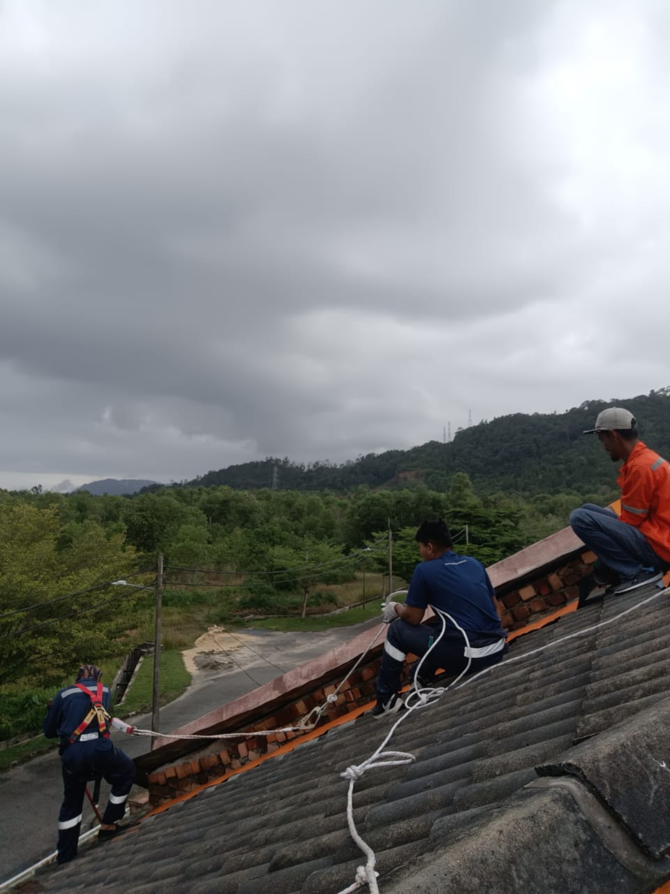 Pasang lining yang kemas-kemas pada perabung.. biar bocor atap dok mari lagi.