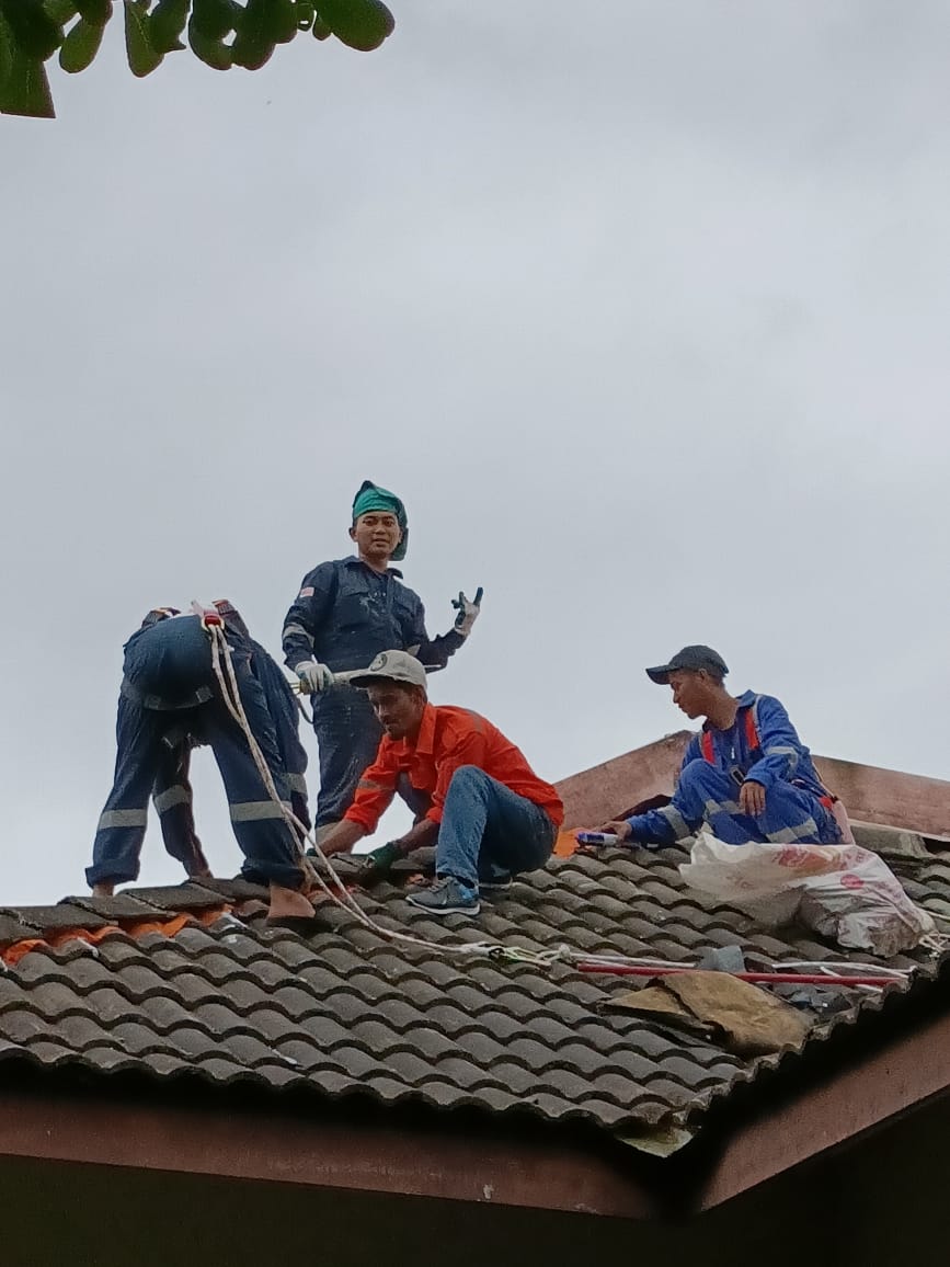 Image for Pasang lining yang kemas-kemas pada perabung.. biar bocor atap dok mari lagi.