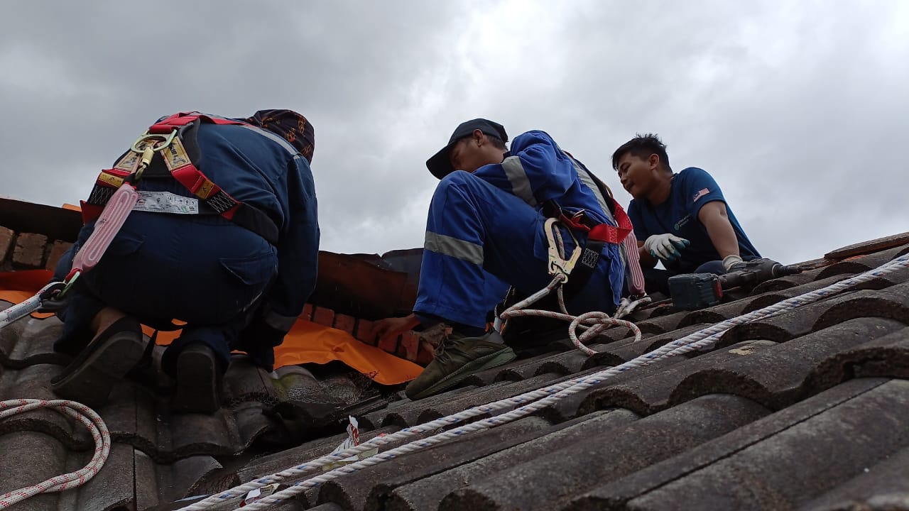 Pasang lining yang kemas-kemas pada perabung.. biar bocor atap dok mari lagi.