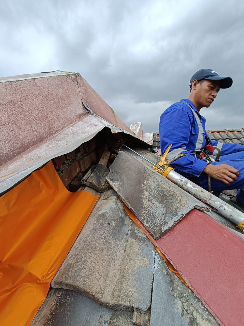 Pasang lining yang kemas-kemas pada perabung.. biar bocor atap dok mari lagi.